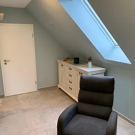 Haus Benz Fuer 8 Personen - 4 M. Dusche Vollausstattung 1km V. Wittenberge Baustelle A14 Parkplaetze Grill Gemeinschaftskueche Appartement