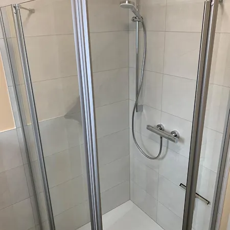 Haus Benz Fuer 8 Personen - 4 M. Dusche Vollausstattung 1km V. Wittenberge Baustelle A14 Parkplaetze Grill Gemeinschaftskueche *