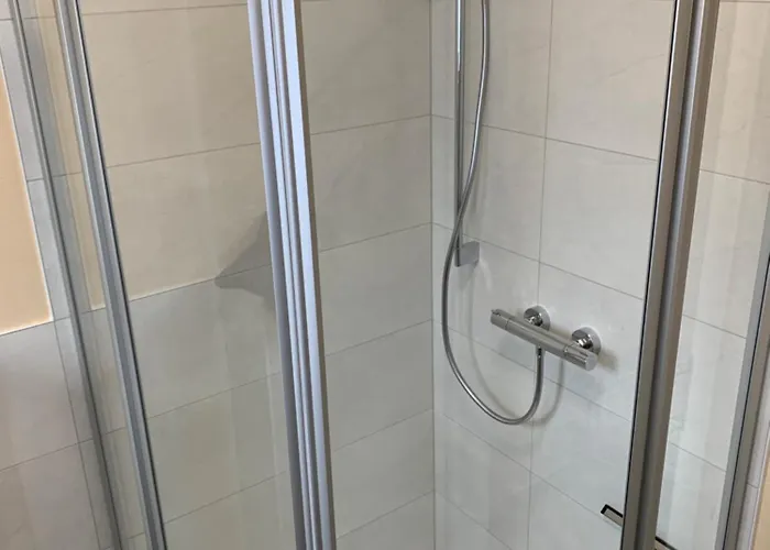 Haus Benz Fuer 8 Personen - 4 M. Dusche Vollausstattung 1km V. Wittenberge Baustelle A14 Parkplaetze Grill Gemeinschaftskueche *